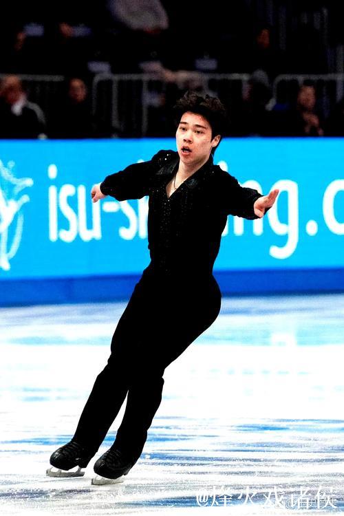 中国双人滑勇夺总成绩第一 锁定米兰冬奥会参赛资格 中国双人滑勇夺总成绩第一 锁定米兰冬奥会参赛资格